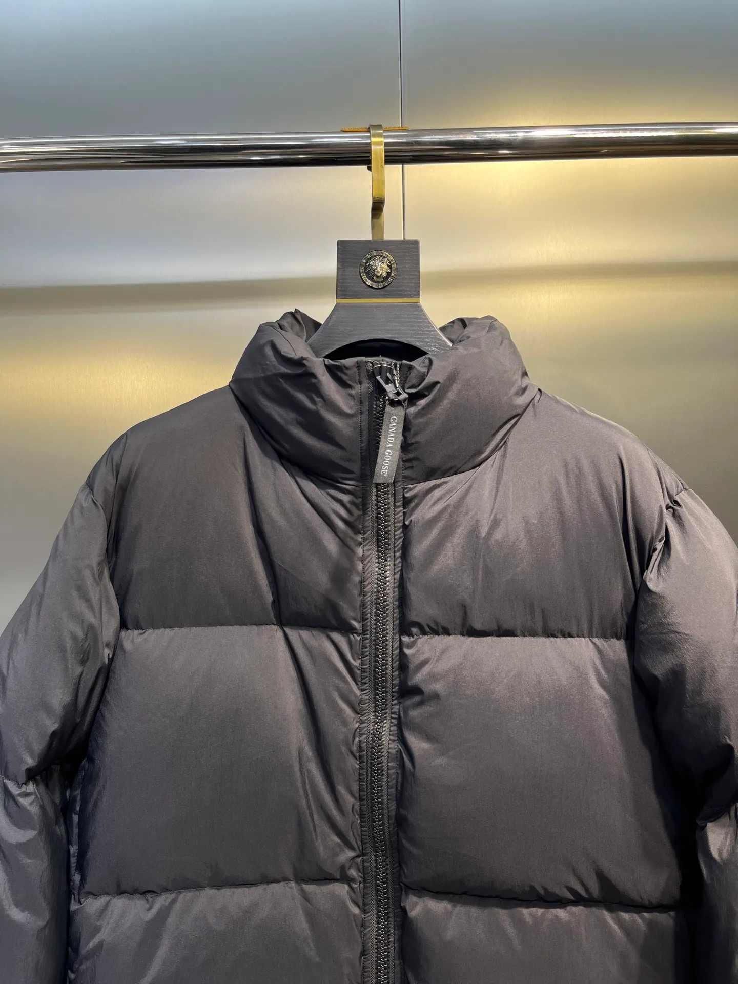 P800 Canada gooes】Large Goose Sleeve Stand Collar Down Jacket The Lawrence Down Jacket provides essential protection for everyday adventures. Delicately soft fabric, this is a water-repellent fabric that is soft to the touch yet durable. Filled with extremely fluffy white duck down. This piece has a quilted body and structured down. Padded collar and reflective double-stripe grip tape. Extended hem and tucked-in inner rib-knit cuffs.  Size: XS-2XL